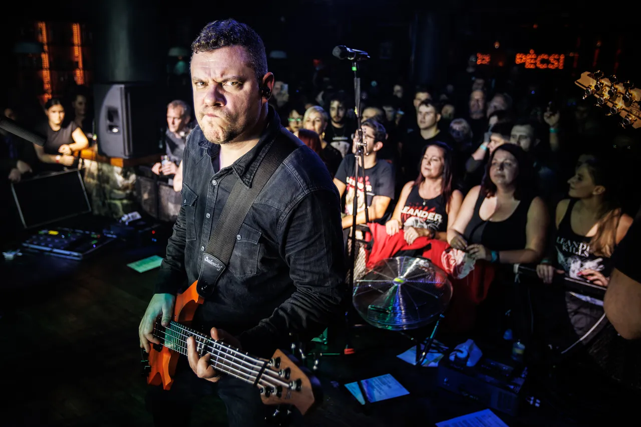 Leander a napokban a Petőfi Rádióban járt, és ezúttal nem egyedül érkezett. 🎸