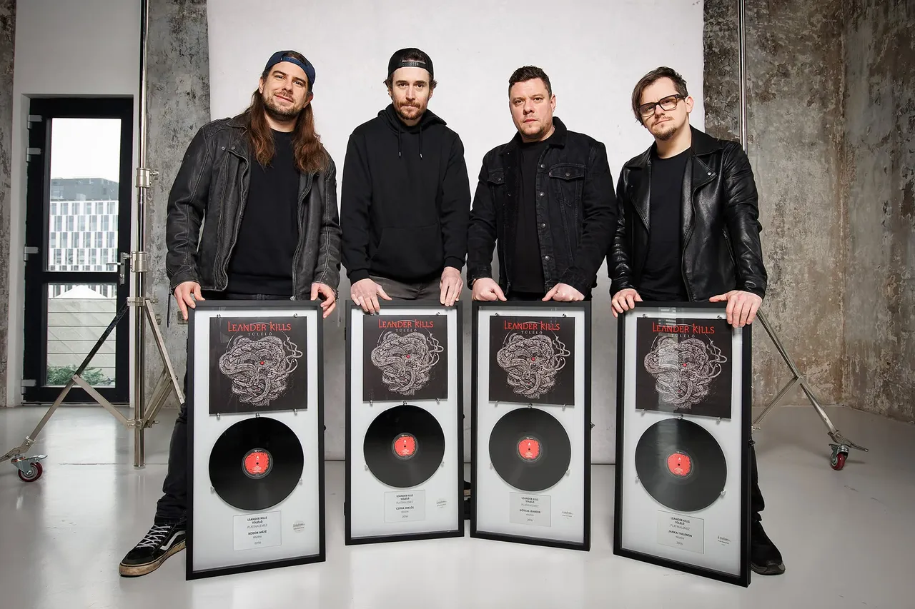 Az idén 10 éves Túlélő albumunk platinalemez lett! 💿